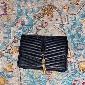 A black hand bag for her